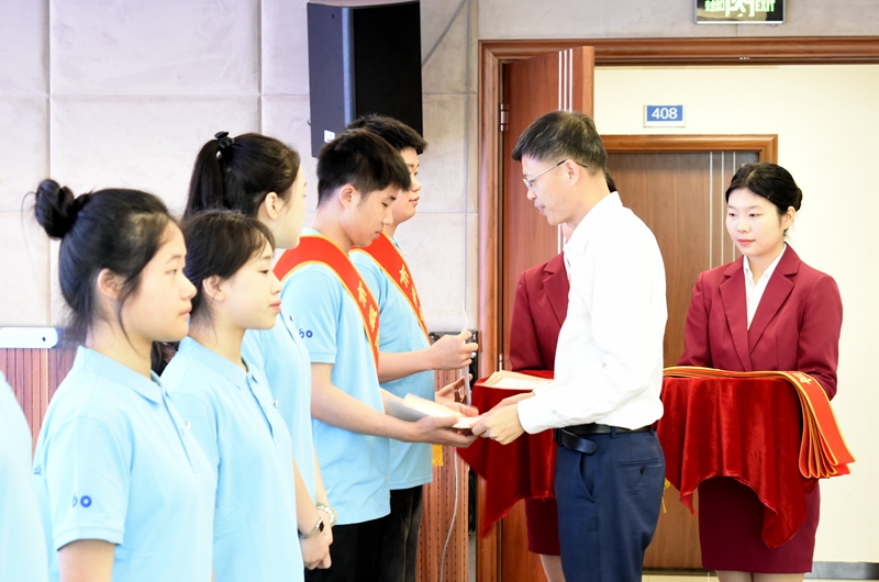 xtdB_1719388553054007245.jpg 宗书记颁奖.jpg